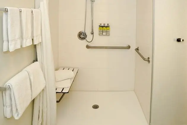 Oda, 1 En Büyük (King) Boy Yatak, Engellilere Uygun (Communication, Mobil Roll-In Shower)