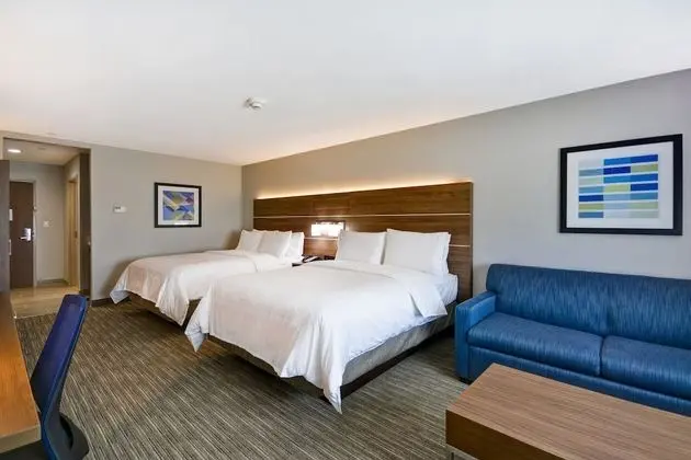 2 Queen Beds and pull-out couch, Accessible (Mobility Roll-In Shower)