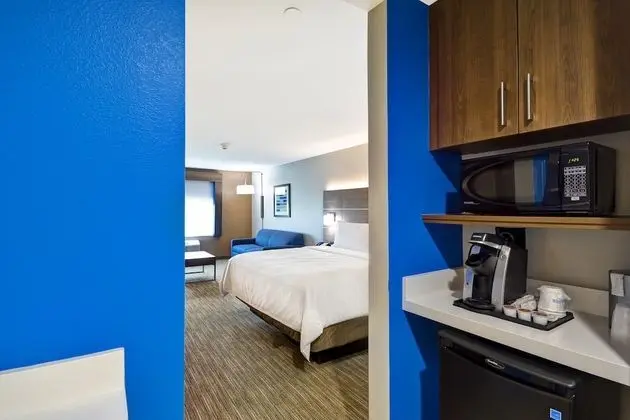 2 Queen Beds and pull-out couch, Accessible (Mobility Roll-In Shower)