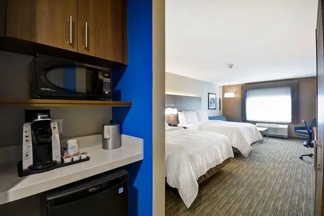 2 Queen Beds and pull-out couch, Accessible (Mobility Roll-In Shower)