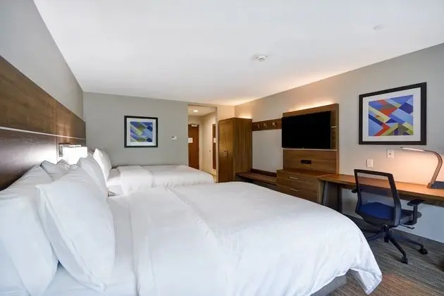 2 Queen Beds and pull-out couch, Accessible (Mobility Roll-In Shower)