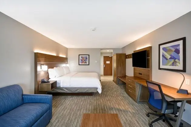 2 Queen Beds and pull-out couch, Accessible (Mobility Roll-In Shower)