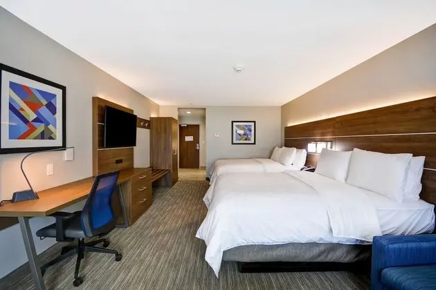 2 Queen Beds and pull-out couch, Accessible (Mobility Roll-In Shower)