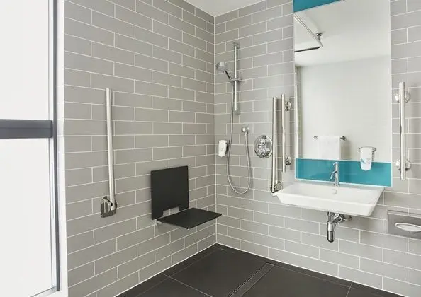 Standard Oda, 1 Büyük (Queen) Boy Yatak, Engellilere Uygun (Roll-In Shower)