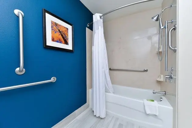 Standard Oda, 2 Büyük (Queen) Boy Yatak, Engellilere Uygun (Communications, Accessible Tub)