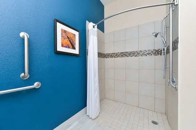 Standard Oda, 2 Büyük (Queen) Boy Yatak, Engellilere Uygun (Communications, Accessible Tub)