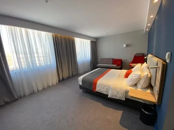 Standard Oda, 1 Büyük (Queen) Boy Yatak, Engellilere Uygun, Sigara İçilmez