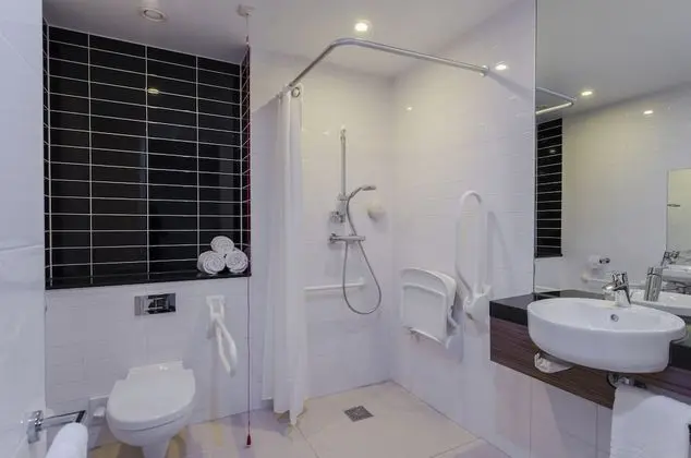 Standard Oda, 1 Çift Kişilik Yatak, Engellilere Uygun (1BD Mobility Tub)