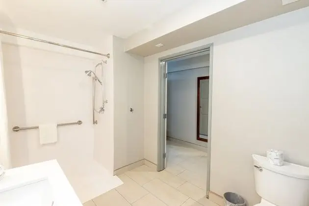Standard Oda, 1 En Büyük (King) Boy Yatak, Engellilere Uygun (Mobility Roll-In Shower)