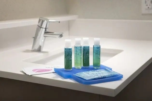 Standard Oda, 2 Büyük (Queen) Boy Yatak, Engellilere Uygun (Communications Accessible)