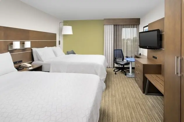 Standard Oda, 2 Büyük (Queen) Boy Yatak, Engellilere Uygun (Communications Accessible)