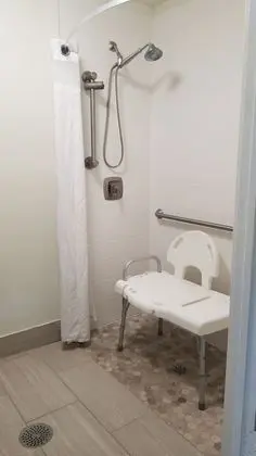 Standard Oda, 1 Büyük (Queen) Boy Yatak, Engellilere Uygun (Comm, Mobil, Tub)