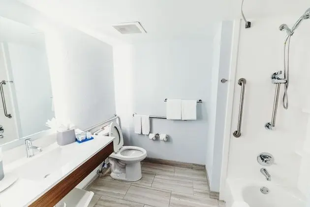 Oda, 1 En Büyük (King) Boy Yatak, Engellilere Uygun (Comms Accessible. Roll-In Shower)