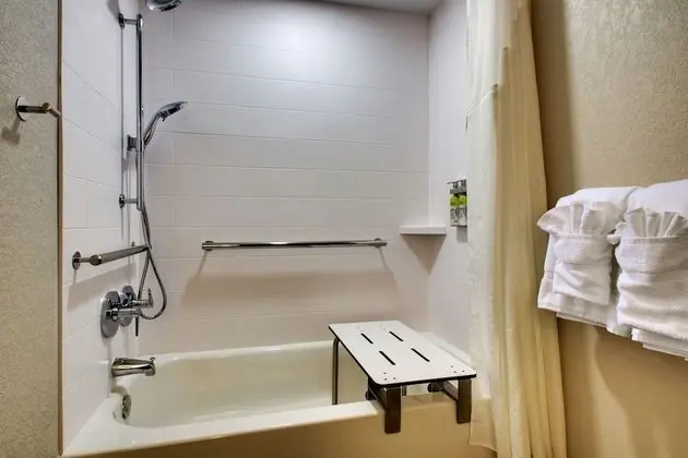 Standard Oda, 1 En Büyük (King) Boy Yatak, Engellilere Uygun (Roll-In Shower)