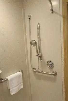 Standard Oda, 2 Büyük (Queen) Boy Yatak, Engellilere Uygun (Mobil, Roll Shwr)