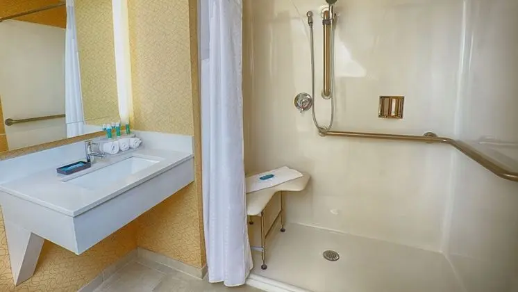 Standard Oda, 2 Büyük (Queen) Boy Yatak, Engellilere Uygun (Comm, Roll Shower)