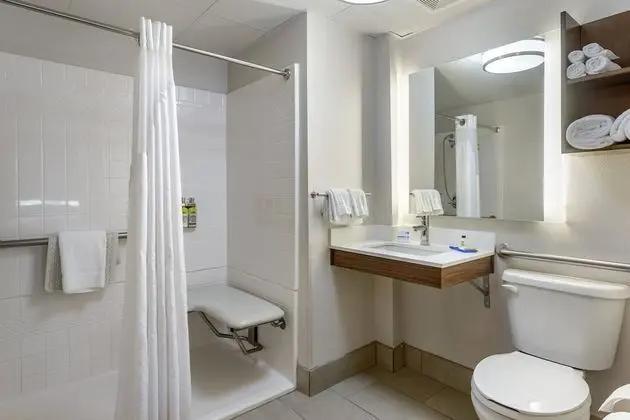 Standard Oda, 1 En Büyük (King) Boy Yatak, Engellilere Uygun (Comms Accessible. Roll-In Shower)