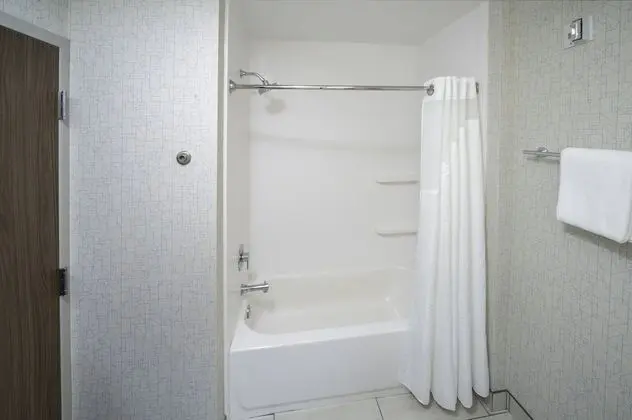 Standard Oda, 2 Büyük (Queen) Boy Yatak, Engellilere Uygun (Mobility Tub)