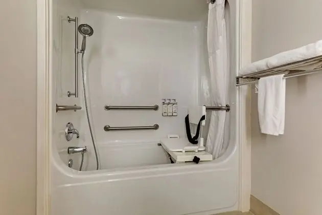 Standard Oda, 2 Büyük (Queen) Boy Yatak, Engellilere Uygun (Communications, Accessible Tub)