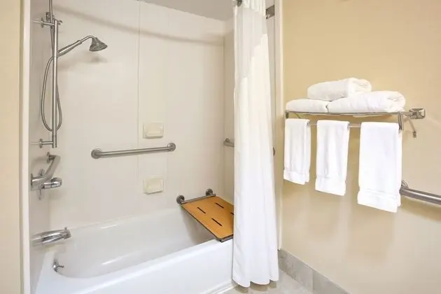 Standard Oda, 1 En Büyük (King) Boy Yatak, Engellilere Uygun (Communications, Accessible Tub)