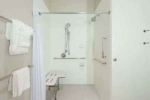 Standard Oda, 1 En Büyük (King) Boy Yatak, Engellilere Uygun (Comm Mobil Access Roll Shwr)