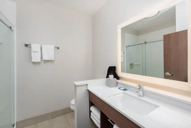 Standard Oda, 2 Büyük (Queen) Boy Yatak, Engellilere Uygun (Mobility Accessible Tub)