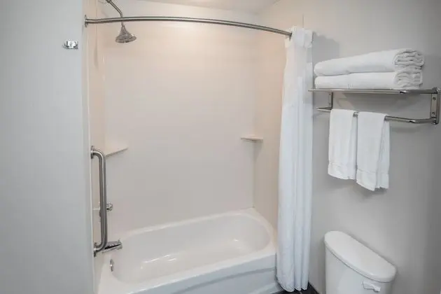 Standard Oda, 1 En Büyük (King) Boy Yatak, Engellilere Uygun (Communications, Accessible Tub)