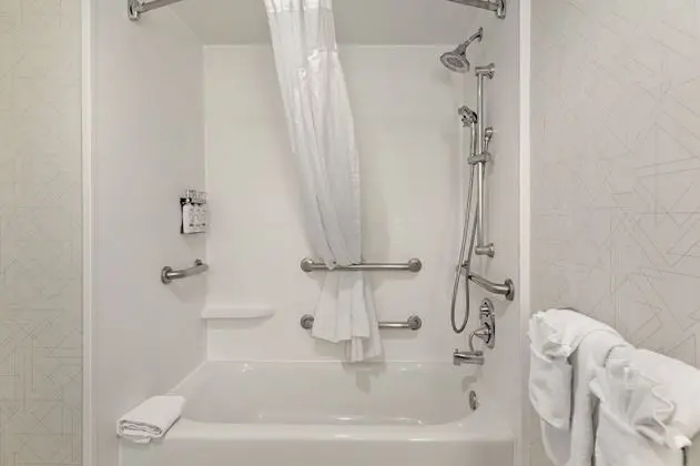Standard Oda, 2 Büyük (Queen) Boy Yatak, Engellilere Uygun (Mobility, Bathtub)