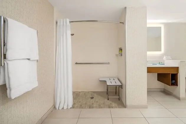 Standard Oda, 2 Büyük (Queen) Boy Yatak, Engellilere Uygun (Accessible Tub)