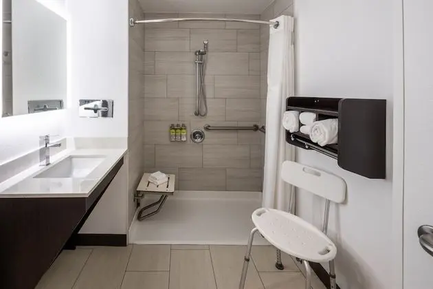 Standard Oda, 1 En Büyük (King) Boy Yatak, Engellilere Uygun (Communication, Roll-In Shower)