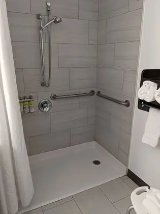 Standard Oda, 1 En Büyük (King) Boy Yatak, Engellilere Uygun (Communication, Roll-In Shower)
