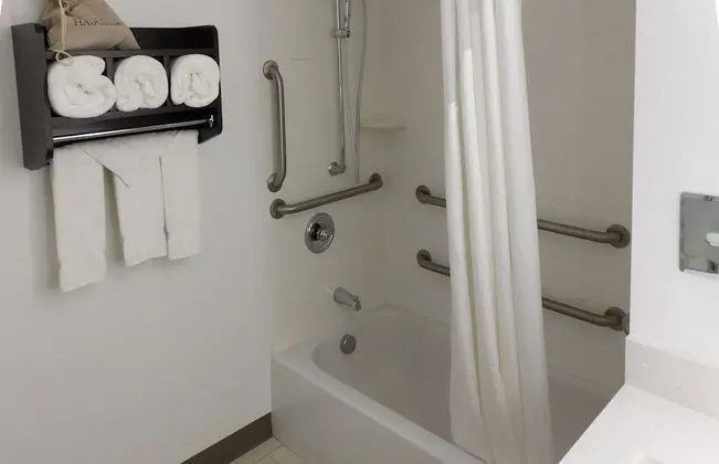 Standard Oda, 2 Büyük (Queen) Boy Yatak, Engellilere Uygun (Communication, Transfer Shower)
