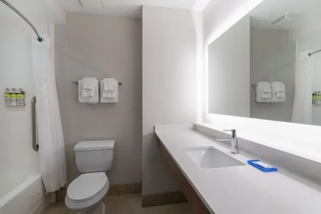 Standard Oda, 2 Büyük (Queen) Boy Yatak, Engellilere Uygun (Communications, Mobil, Accessible Tub)