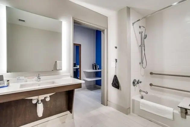 Standard Oda, 1 En Büyük (King) Boy Yatak, Engellilere Uygun (Communications, Roll-In Shower)
