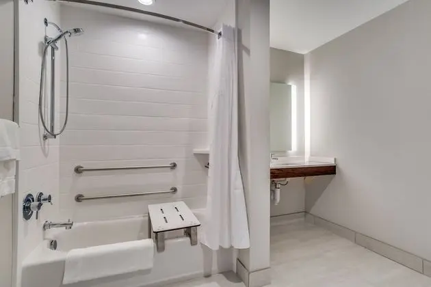 Süit, 2 Büyük (Queen) Boy Yatak, Engellilere Uygun (Communications, Accessible Tub)