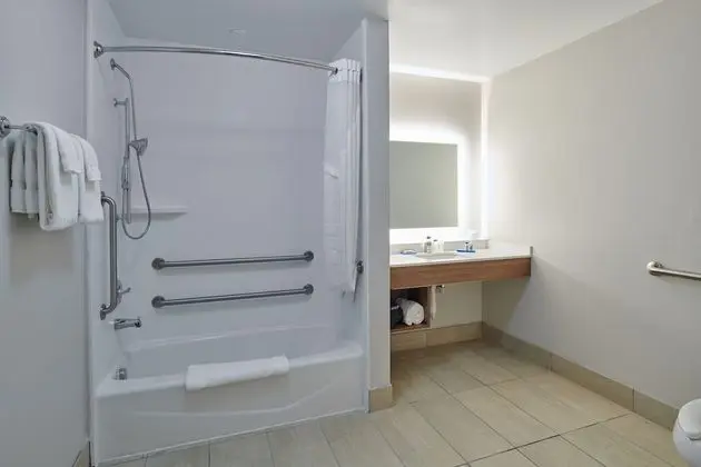 Standard Oda, 2 Büyük (Queen) Boy Yatak, Engellilere Uygun (Mobility Tub)