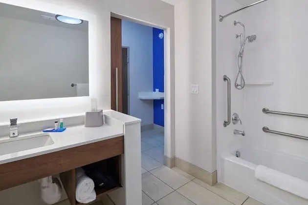 Standard Oda, 2 Büyük (Queen) Boy Yatak, Engellilere Uygun (Mobility Tub)