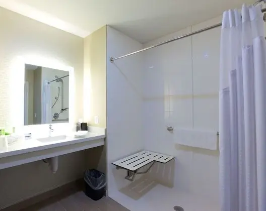 Standard Oda, 2 Büyük (Queen) Boy Yatak, Engellilere Uygun (Roll-In Shower)