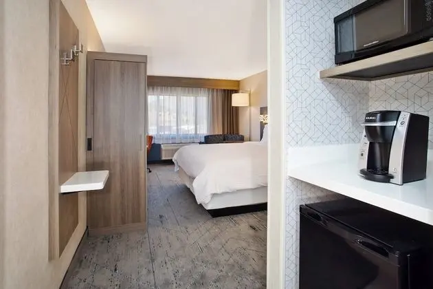 Standard Oda, 1 Büyük (Queen) Boy Yatak, Engellilere Uygun (Mobility, Roll-In Shower)