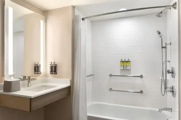 Standard Oda, 1 En Büyük (King) Boy Yatak, Engellilere Uygun (Mobility, Access Tub)