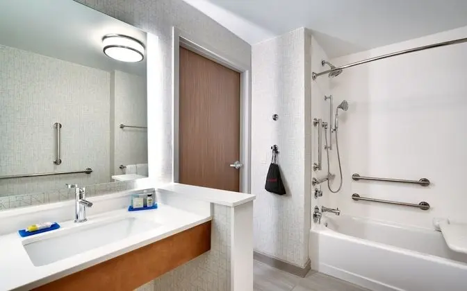 Standard Oda, 2 Büyük (Queen) Boy Yatak, Engellilere Uygun (Mobil Tub)
