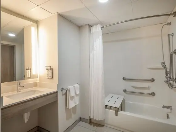 Oda, 2 Büyük (Queen) Boy Yatak, Engellilere Uygun (Accessible Tub)