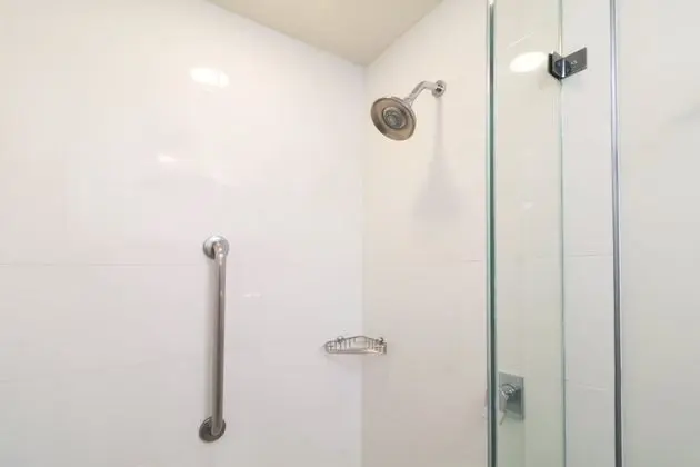Standard Oda, 2 Büyük (Queen) Boy Yatak (Mobility, Accessible Tub)