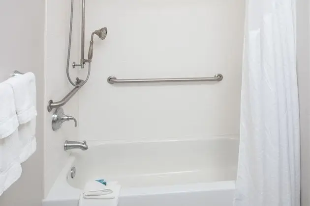 Standard Oda, 2 Büyük (Queen) Boy Yatak, Engellilere Uygun (Comm, Tub)