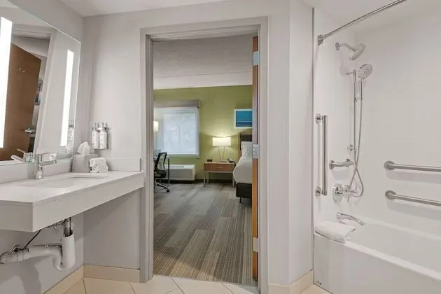 Standard Oda, 1 Büyük (Queen) Boy Yatak, Engellilere Uygun (Mobility, Accessible Tub)