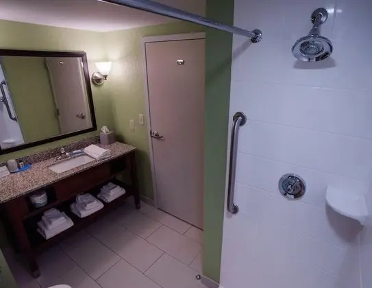 Oda, 1 En Büyük (King) Boy Yatak, Engellilere Uygun (Communication, Mobil Roll-In Shower)