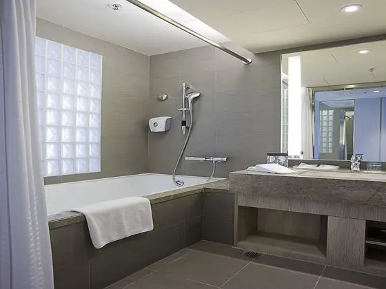 Standard Oda, 1 Büyük (Queen) Boy Yatak (Bath Shower Combination)