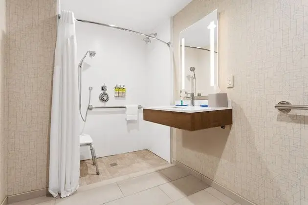 Standard Oda, 1 En Büyük (King) Boy Yatak, Engellilere Uygun (Mobility Roll-In Shower)
