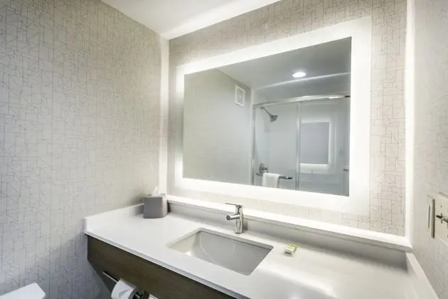 Standard Oda, 1 En Büyük (King) Boy Yatak, Engellilere Uygun (Mobility Roll-In Shower)