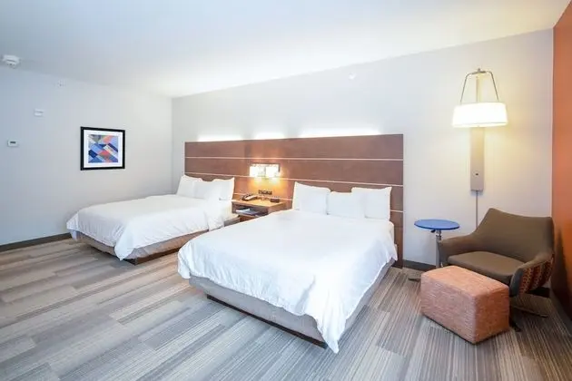 Standard Oda, 2 Büyük (Queen) Boy Yatak, Engellilere Uygun (Accessible Tub)